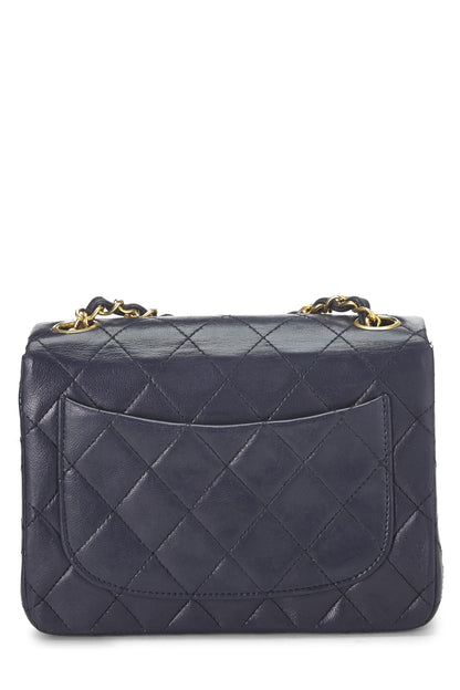 Chanel, Mini sac à rabat en cuir d'agneau matelassé bleu marine d'occasion, bleu marine