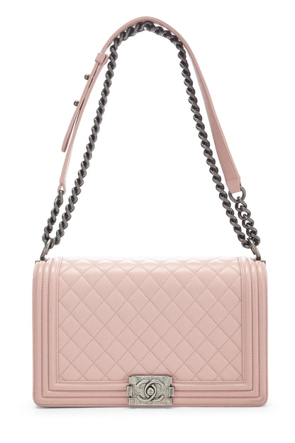 Chanel, sac Boy en cuir de veau matelassé rose d'occasion, grand modèle, rose