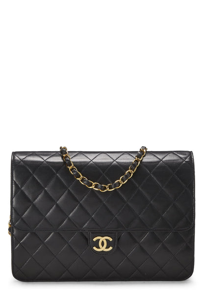 Chanel, sac à rabat matelassé en cuir d'agneau noir de taille moyenne, d'occasion, noir