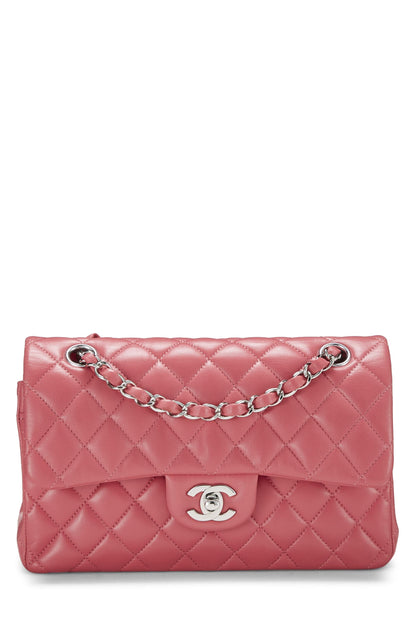 Chanel, Petit sac à rabat classique en cuir d'agneau matelassé rose d'occasion, rose