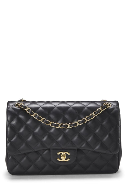 Chanel, Piel de cordero acolchada negra Pre-Loved New Classic Jumbo con doble solapa, Negro