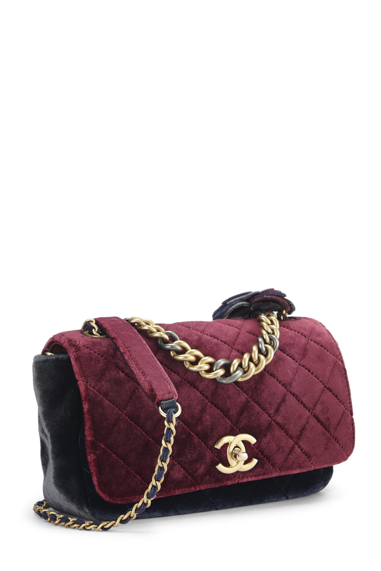 Chanel, Bolso con solapa de camelia de terciopelo tricolor Paris-Cosmopolite Pre-Loved, mediano, multicolor