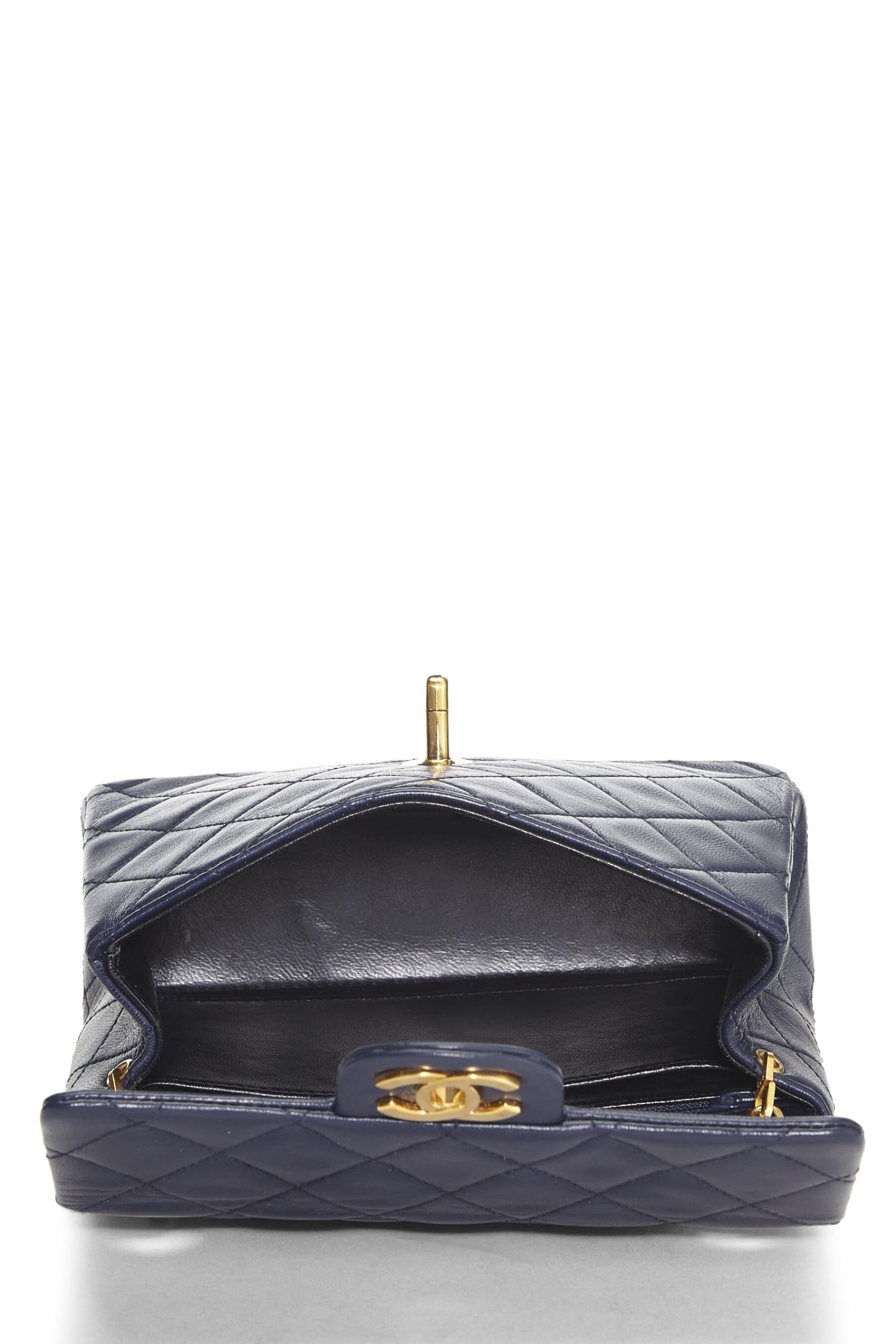 Chanel, Mini sac à rabat en cuir d'agneau matelassé bleu marine d'occasion, bleu marine