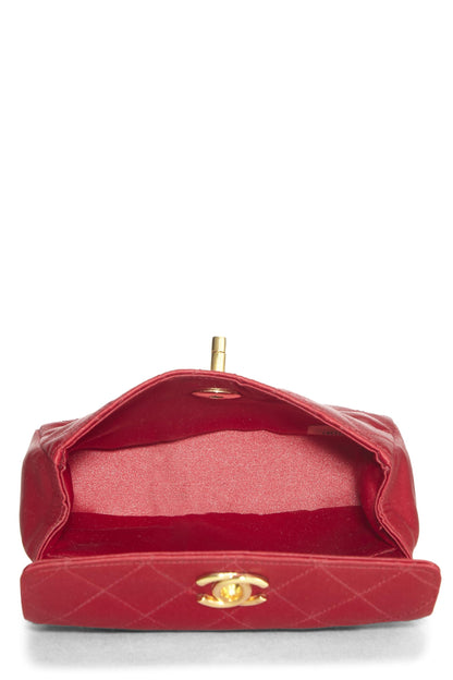 Chanel, sac à rabat en satin matelassé rouge d'occasion, rouge