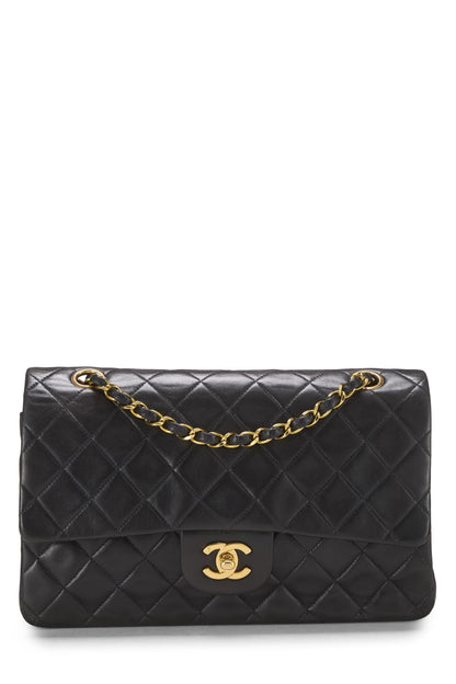 Chanel, sac à main classique à double rabat en cuir d'agneau matelassé noir de taille moyenne, noir