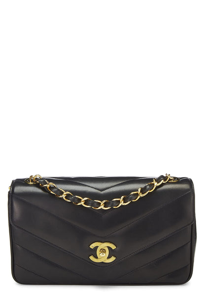 Chanel, enveloppe à rabat en cuir d'agneau noir à chevrons de taille moyenne, d'occasion, noir