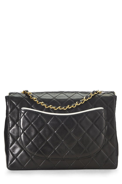 Chanel, Media solapa pequeña de piel de cordero acolchada negra Pre-Loved, Negro