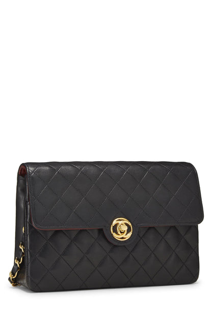 Chanel, sac à rabat demi-cercle en cuir d'agneau matelassé noir d'occasion, noir