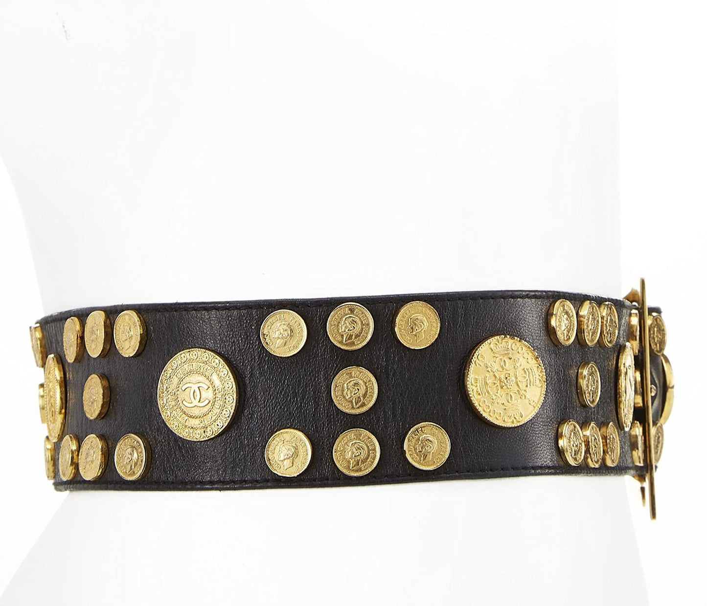 Chanel, Cinturón de cuero con adornos de monedas negras Pre-Loved 70, Negro