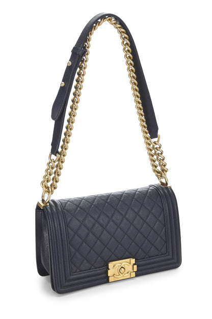 Chanel, sac Boy Caviar matelassé bleu marine de taille moyenne, d'occasion