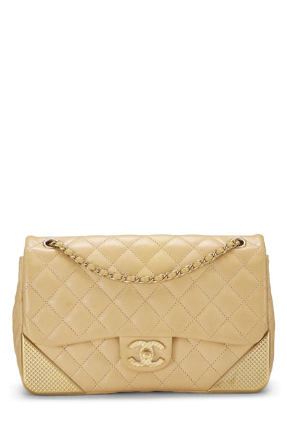 Chanel, sac à rabat Rock the Corner en cuir d'agneau beige à chevrons Paris-Cosmopolite, taille moyenne, beige