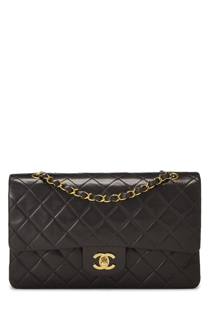 Chanel, sac à main classique à double rabat en cuir d'agneau matelassé noir de taille moyenne, noir