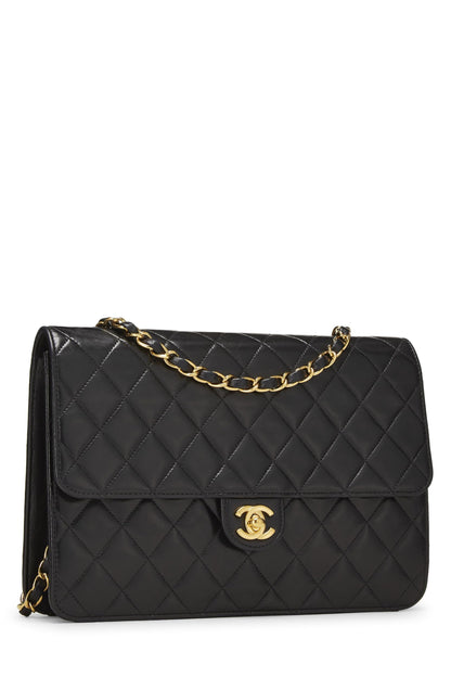 Chanel, sac à rabat en cuir d'agneau matelassé noir d'occasion, taille M, noir