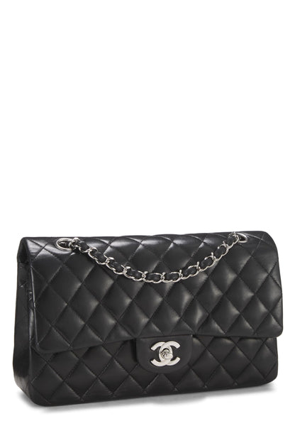 Chanel, sac à main classique à double rabat en cuir d'agneau matelassé noir de taille moyenne, noir