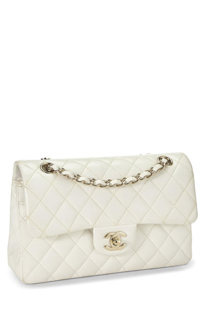 Chanel, petit sac à rabat classique matelassé en caviar blanc d'occasion, blanc