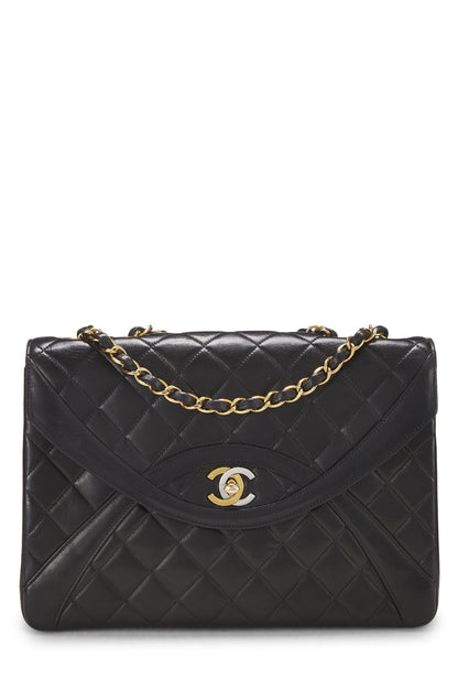 Chanel, sac à rabat moyen en cuir d'agneau matelassé noir d'occasion Paris Limited, noir