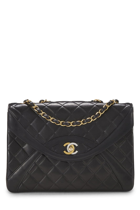 Chanel, sac à rabat moyen en cuir d'agneau matelassé noir d'occasion Paris Limited, noir