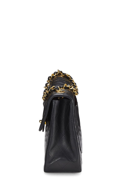 Chanel, Maxi sac à rabat demi-longueur en cuir d'agneau matelassé noir d'occasion, noir