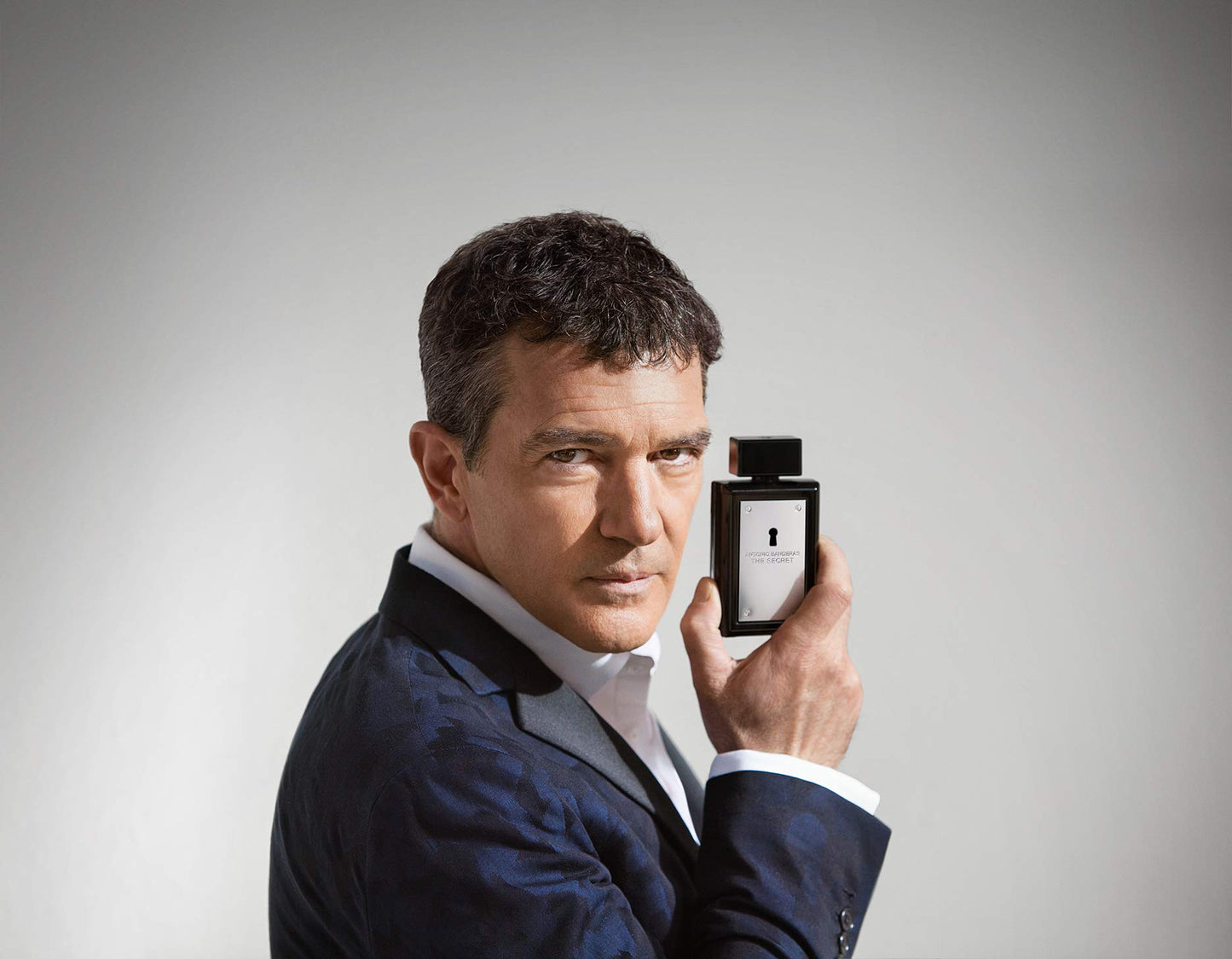 Perfumes Antonio Banderas - El Secreto - Eau de Toilette para Hombre - Larga Duración - Fragancia Elegante, Sexy y Masculina - Notas Frutales y de Cuero - Ideal para Usar durante el Día - 1.7 Fl Oz