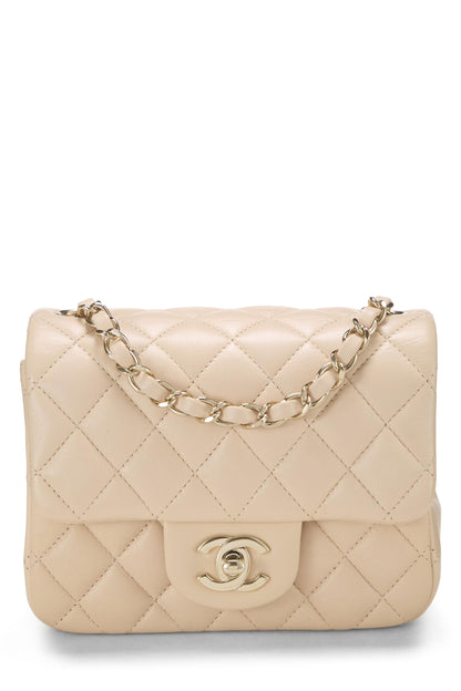 Chanel, Mini sac carré à rabat en cuir d'agneau matelassé beige d'occasion, beige