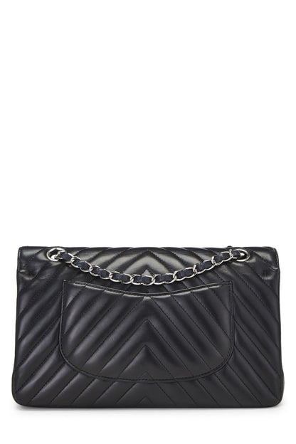 Chanel, sac à main classique à double rabat en cuir d'agneau à chevrons noir de taille moyenne, noir