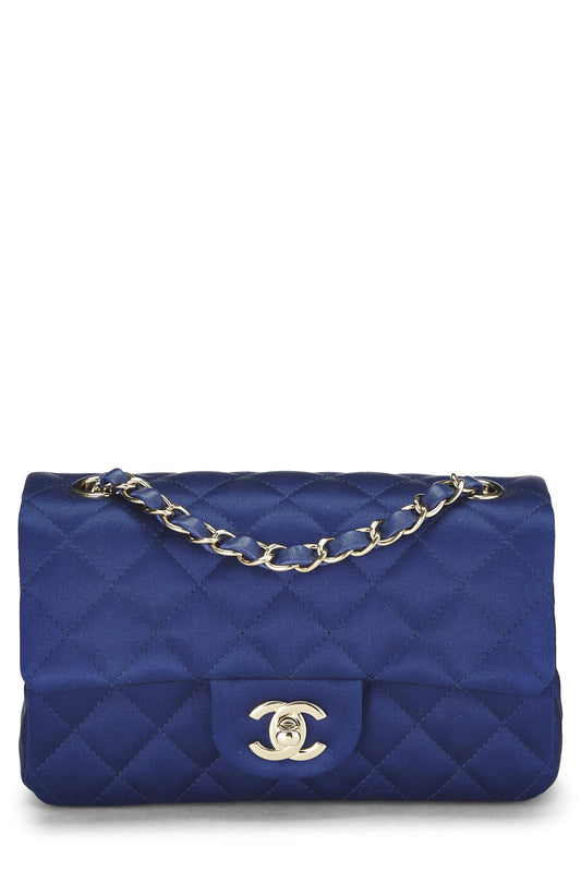 Chanel, Petit sac à rabat rectangulaire en satin bleu marine d'occasion, bleu marine