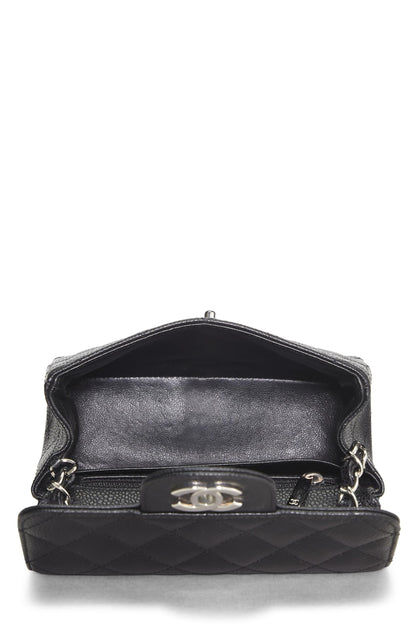 Chanel, Mini Mini con solapa cuadrada clásica de caviar acolchado negro Pre-Loved, Negro