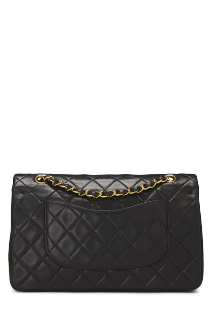 Chanel, sac à main classique à double rabat en cuir d'agneau matelassé noir de taille moyenne, noir