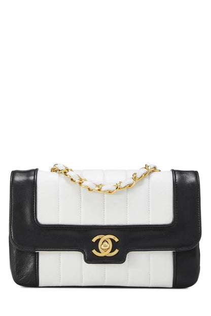 Chanel, Mini sac à rabat à bordure verticale en cuir d'agneau blanc et noir d'occasion, multicolore