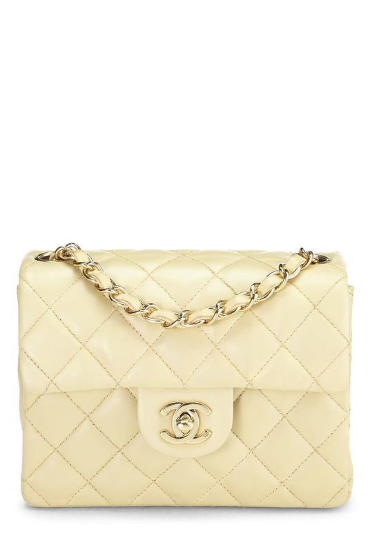 Chanel, Mini sac à rabat en cuir d'agneau matelassé beige d'occasion, beige