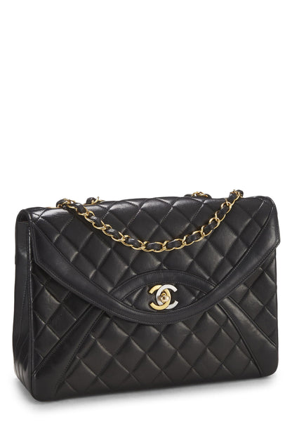 Chanel, Solapa limitada Paris Limited de piel de cordero acolchada negra Pre-Loved mediana, Negro