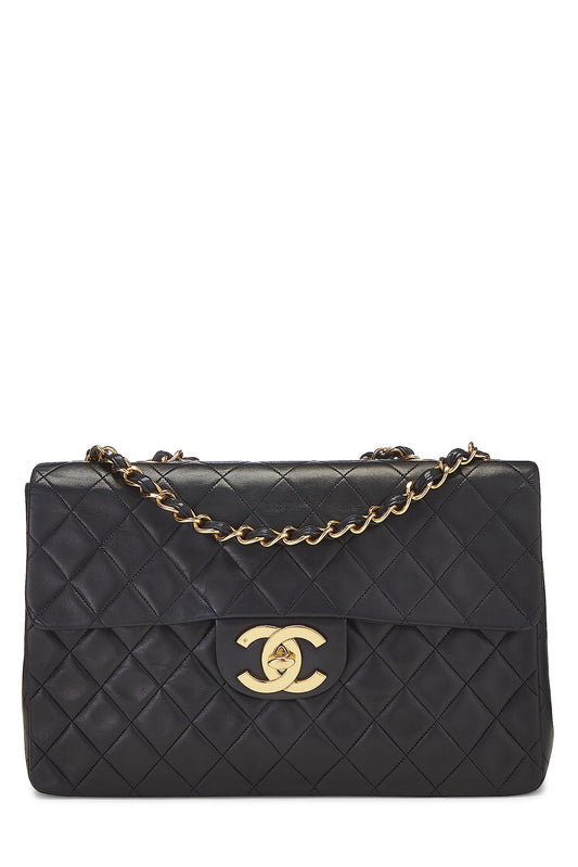 Chanel, Maxi sac à rabat demi-longueur en cuir d'agneau matelassé noir d'occasion, noir