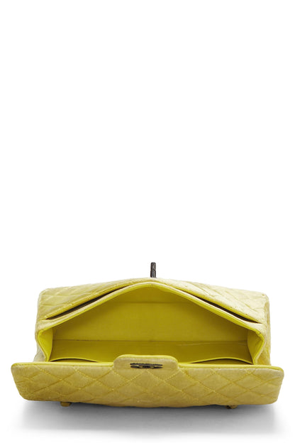 Chanel, Petit sac à rabat classique en velours matelassé jaune d'occasion, jaune