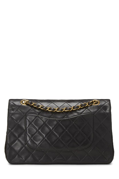 Chanel, sac à main classique à double rabat en cuir d'agneau matelassé noir de taille moyenne, noir