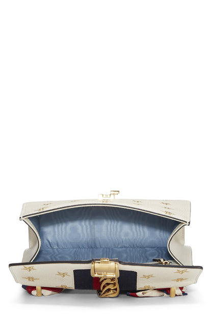 Gucci, petit sac à bandoulière Sylvie en cuir crème avec abeilles et étoiles, blanc