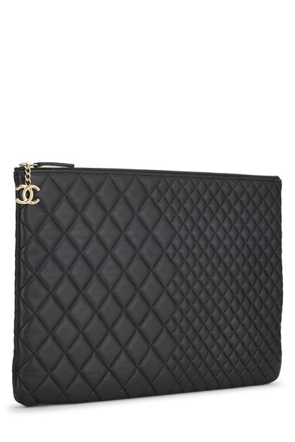 Chanel, Estuche grande con cremallera y piel de cordero acolchada en negro Pre-Loved, Negro