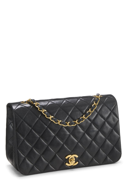 Chanel, petit sac à rabat en cuir d'agneau matelassé noir d'occasion, noir