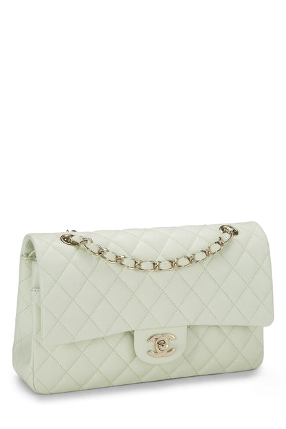 Chanel, sac à main matelassé vert caviar classique à double rabat de taille moyenne, vert