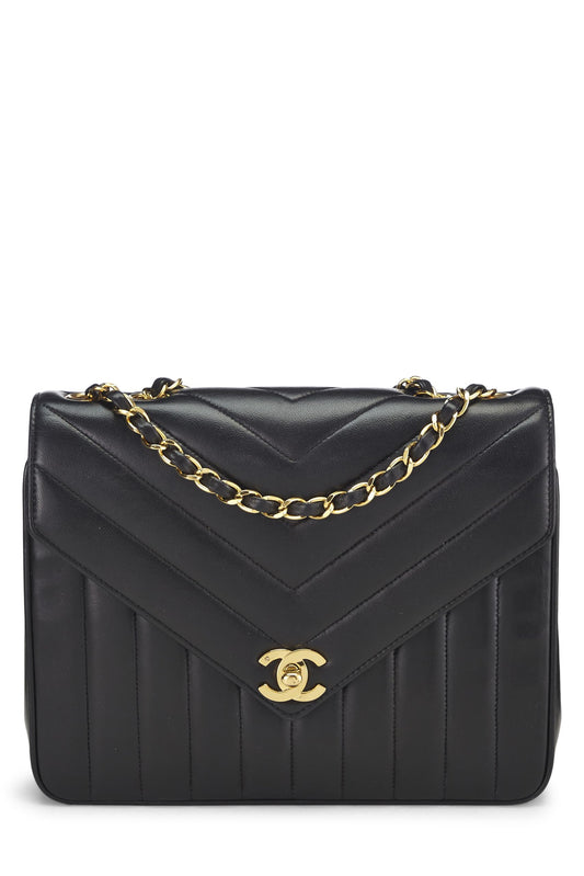 Chanel, petite enveloppe à rabat en cuir d'agneau noir à chevrons d'occasion, noir