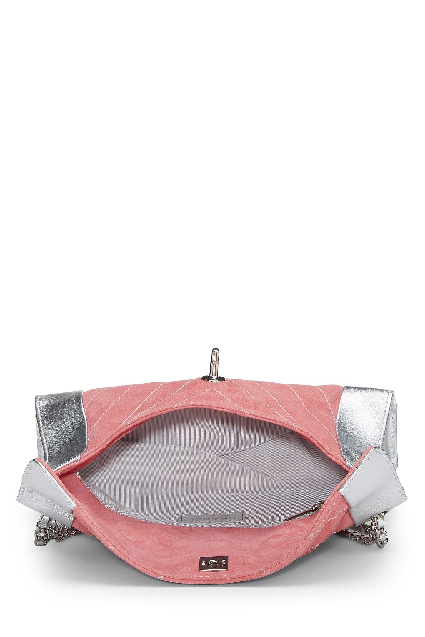 Chanel, sac à rabat Chevron Medium en daim rose et cuir argenté d'occasion, rose