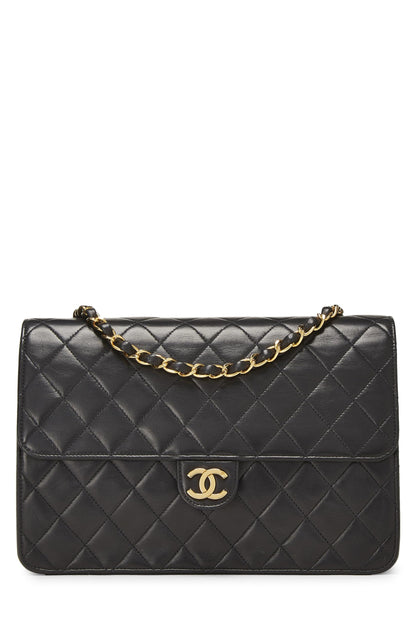 Chanel, sac à rabat matelassé en cuir d'agneau noir de taille moyenne, d'occasion, noir