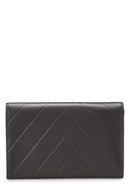 Chanel, portefeuille Chevron en cuir de veau marron d'occasion, marron