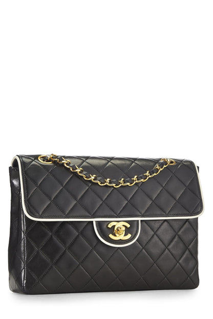 Chanel, Media solapa pequeña de piel de cordero acolchada negra Pre-Loved, Negro