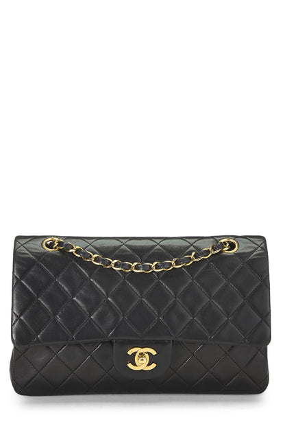 Chanel, sac à main classique à double rabat en cuir d'agneau matelassé noir de taille moyenne, noir