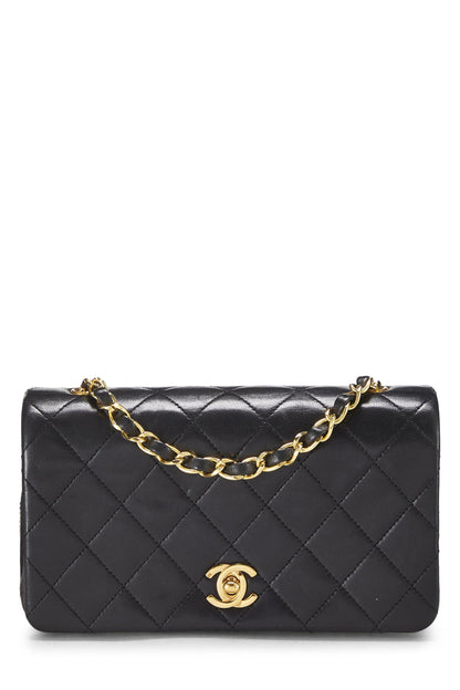 Chanel, Mini mini con solapa completa de piel de cordero acolchada en negro Pre-Loved, Negro