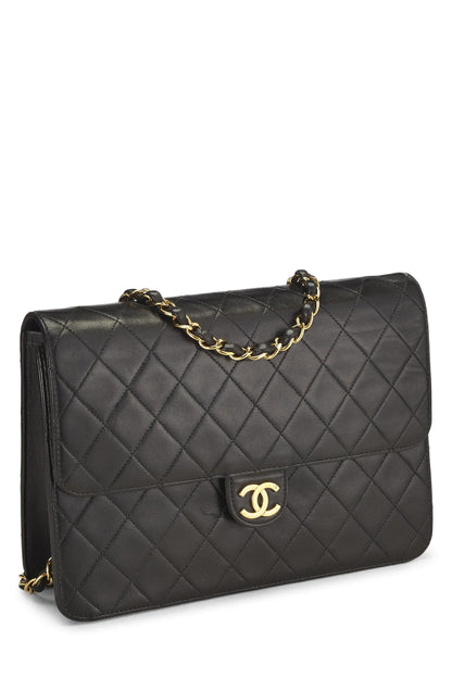 Chanel, sac à rabat matelassé en cuir d'agneau noir de taille moyenne, d'occasion, noir