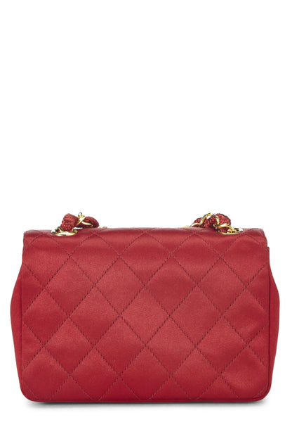 Chanel, sac à rabat en satin matelassé rouge d'occasion, rouge