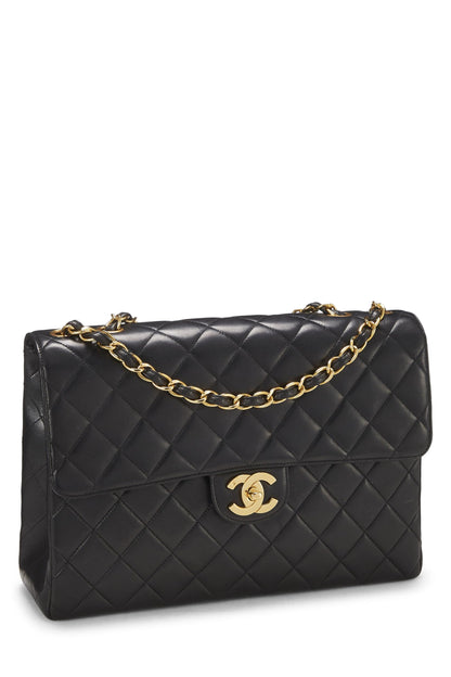 Chanel, Jumbo demi-rabat en cuir d'agneau matelassé noir d'occasion, noir