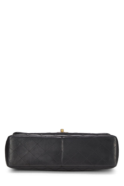 Chanel, Jumbo demi-rabat en cuir d'agneau matelassé noir d'occasion, noir