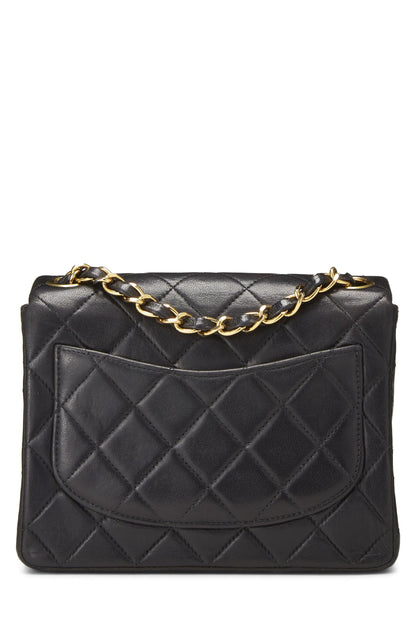 Chanel, Mini sac à rabat en cuir d'agneau matelassé noir d'occasion, noir